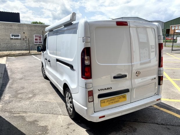 2015 Vauxhall Vivaro - Thule Omnistor 4900 Awning